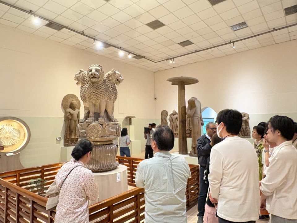 博物館を見学する学生