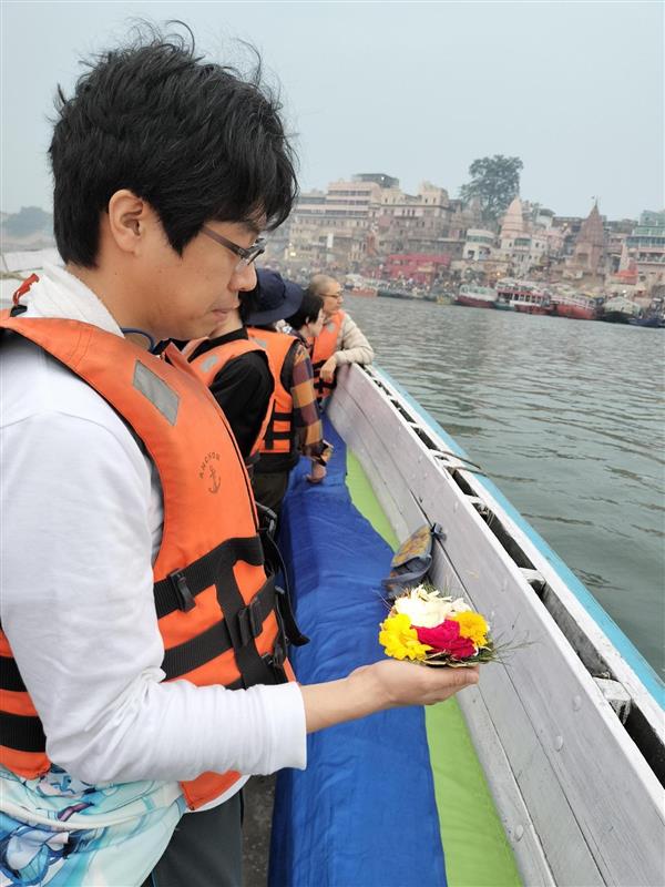 花を手のひらに載せている様子