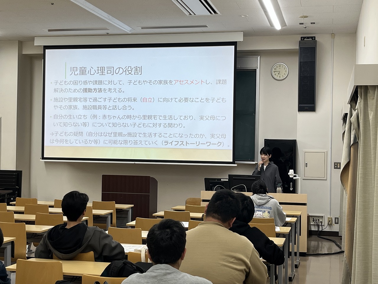 授業を受ける学生