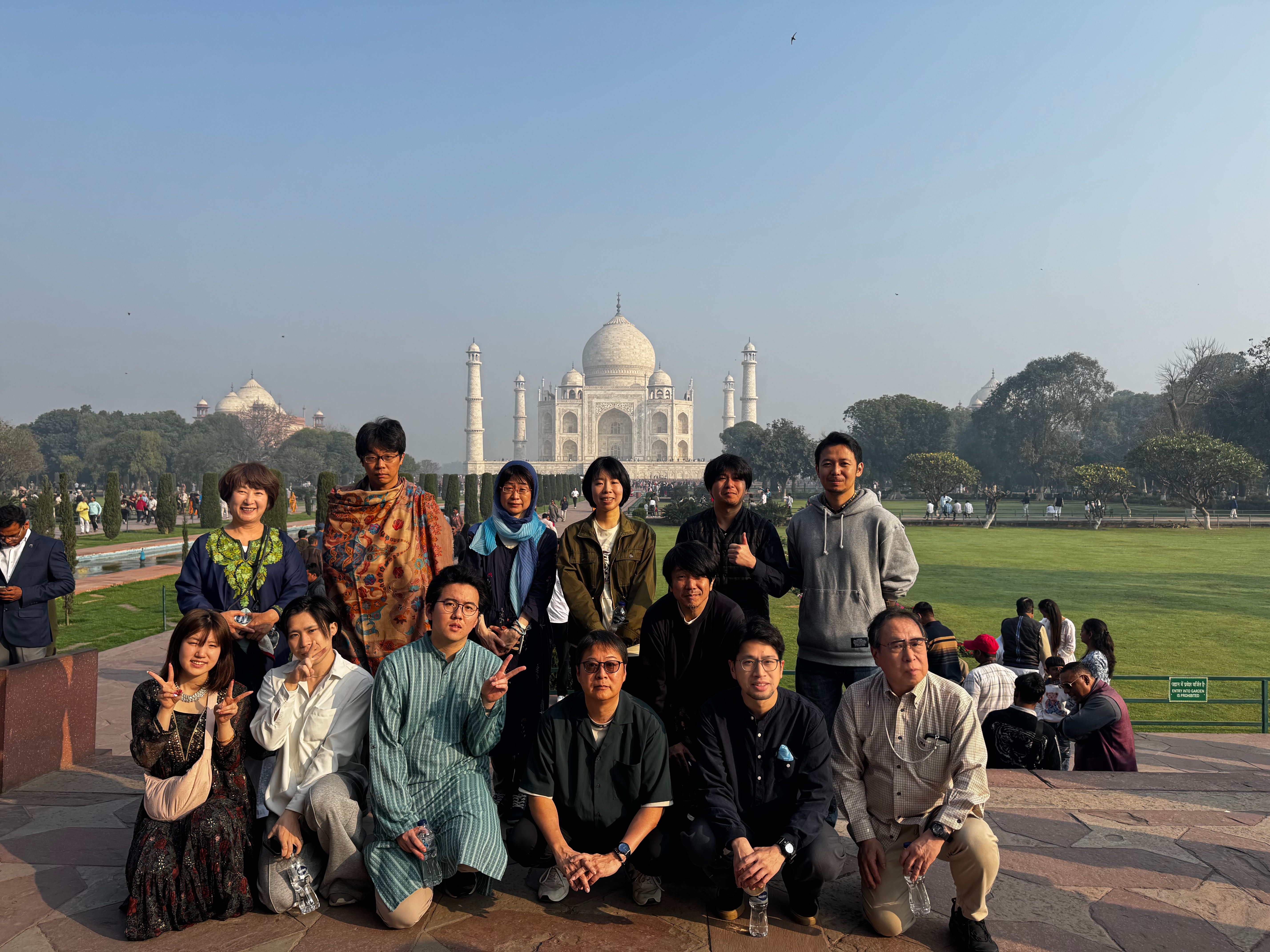 イスラム文化の代表的な建築の前で記念撮影