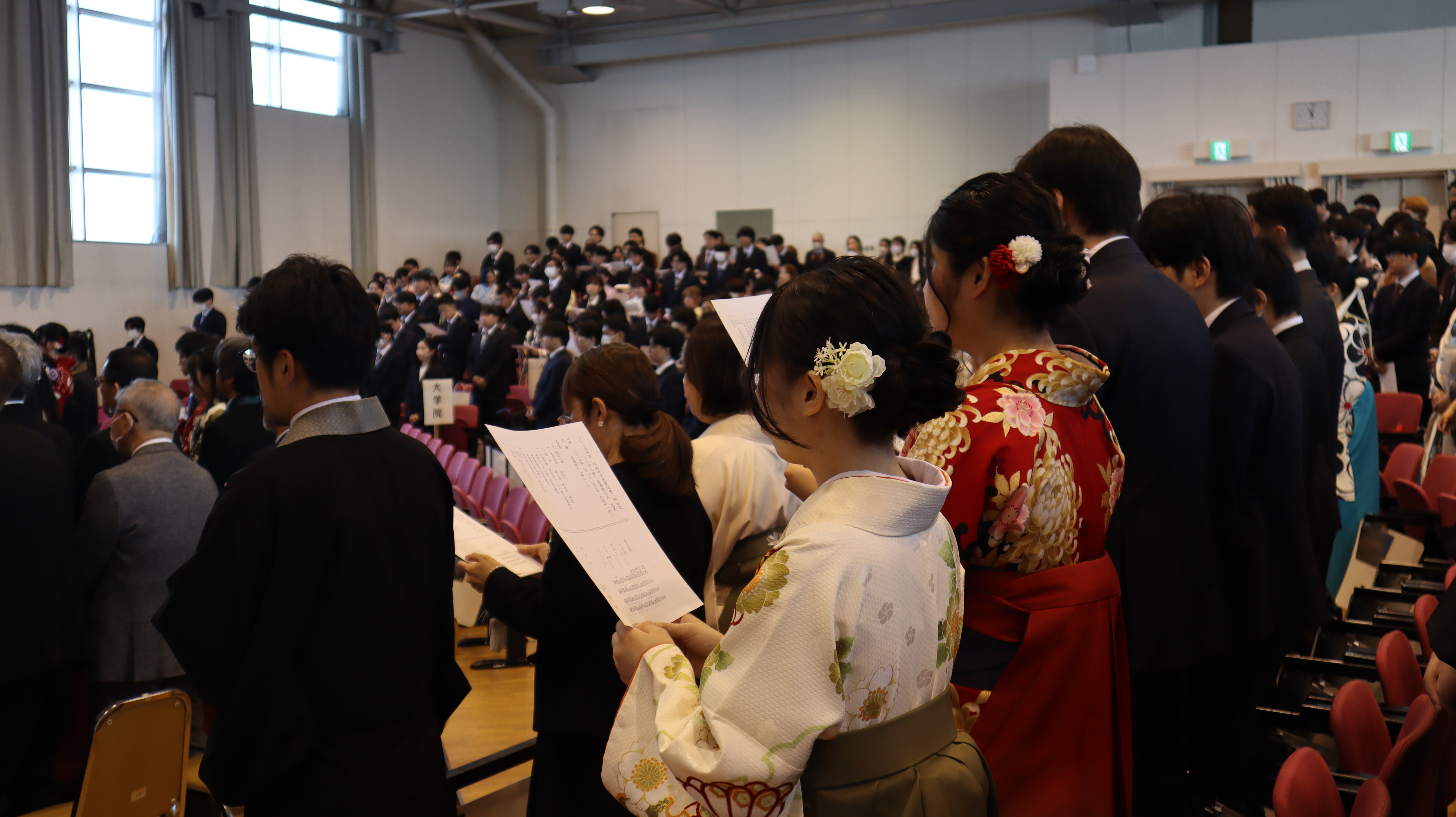 校歌を歌う様子