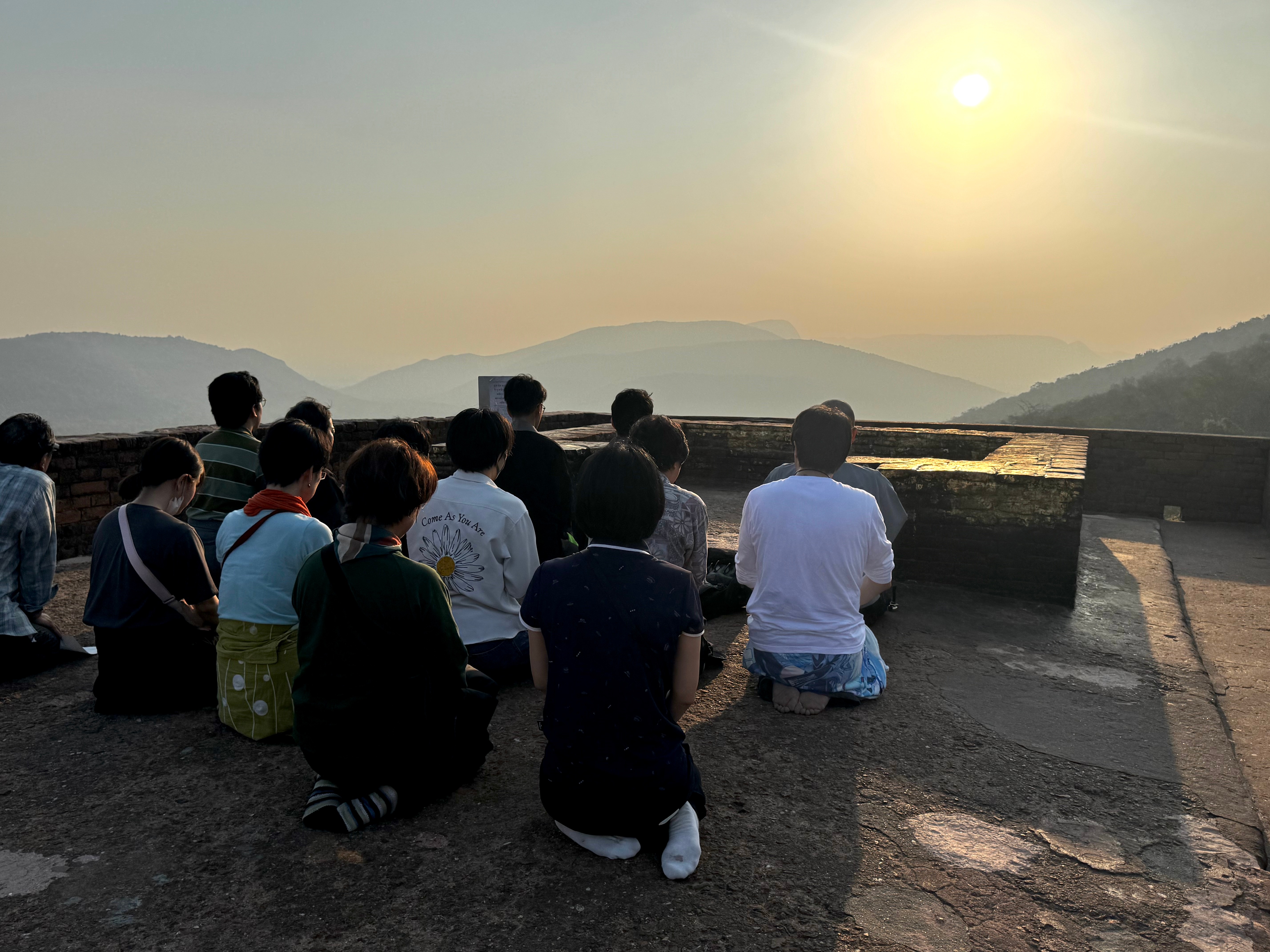 見学する学生たちの後ろ姿