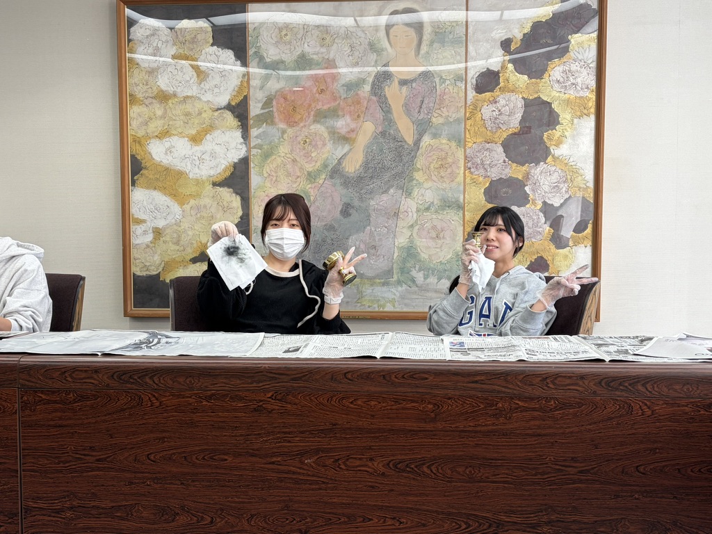 ピースする様子