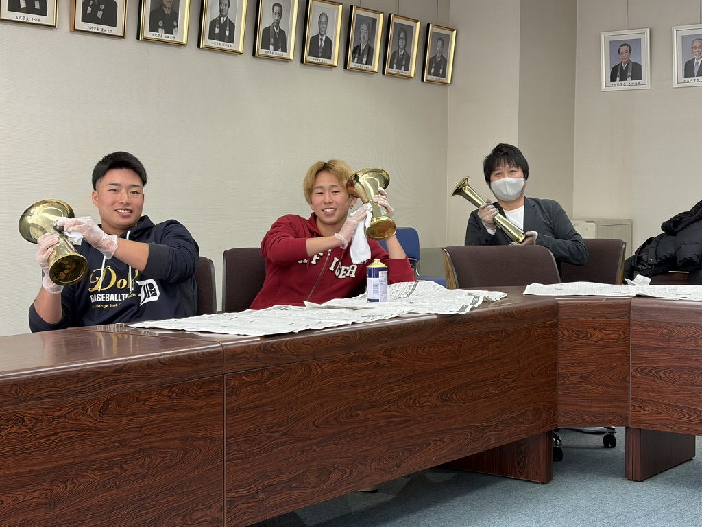 仏具を持った学生