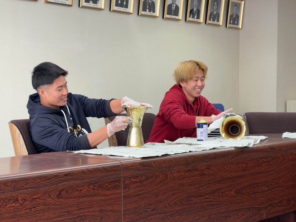 仏具をみがく学生