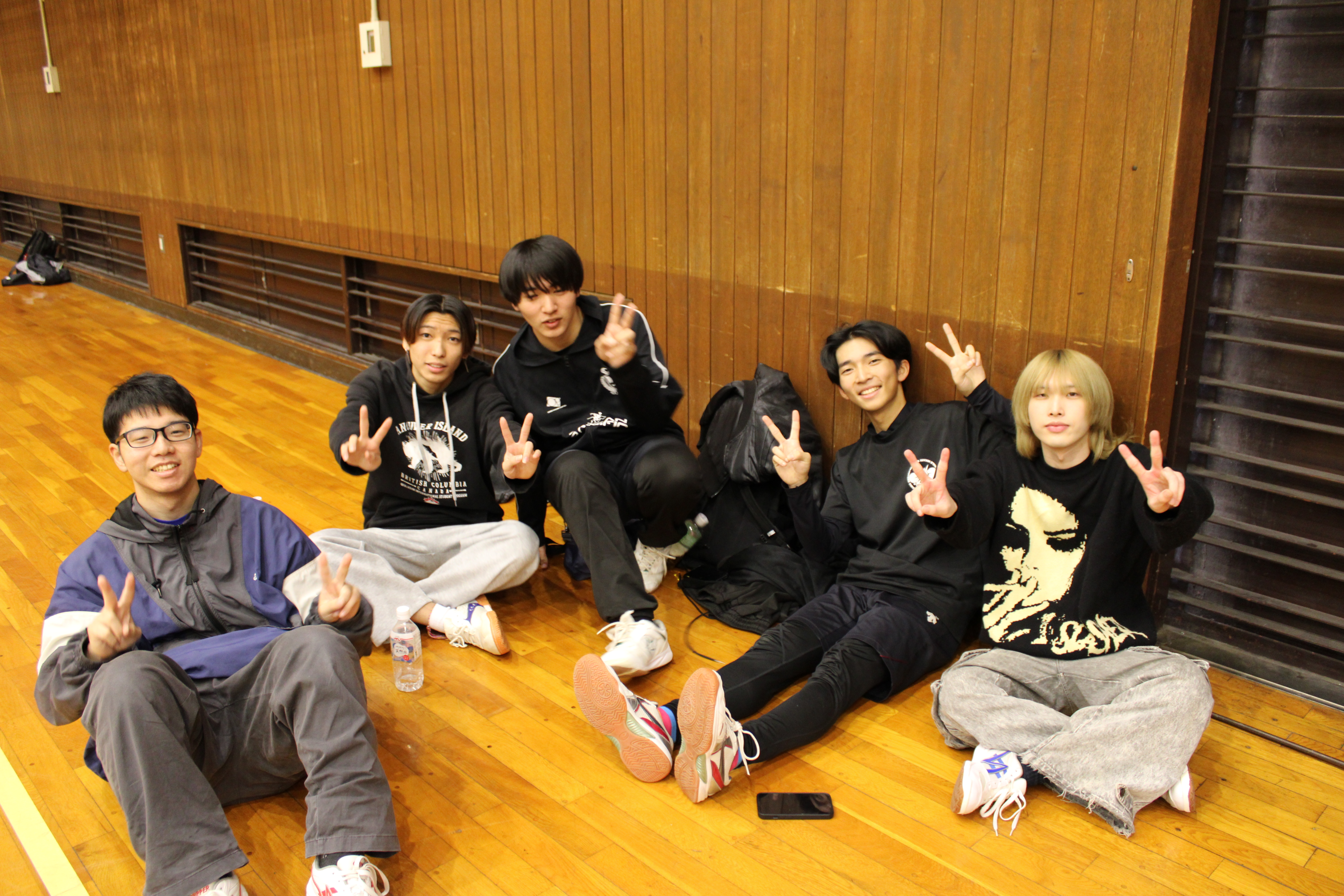 ピースをする男子学生たち