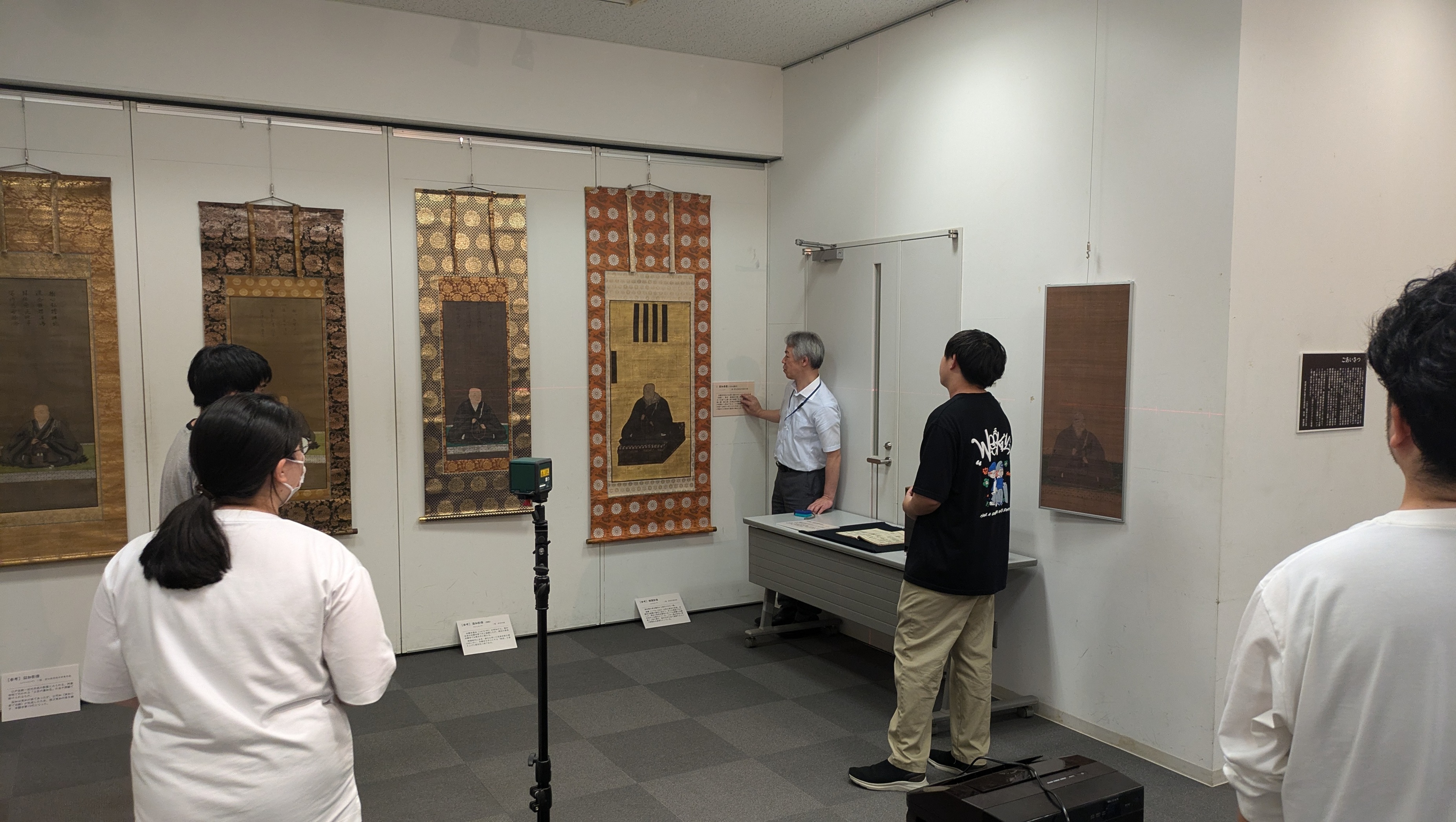 展示を見る学生たち