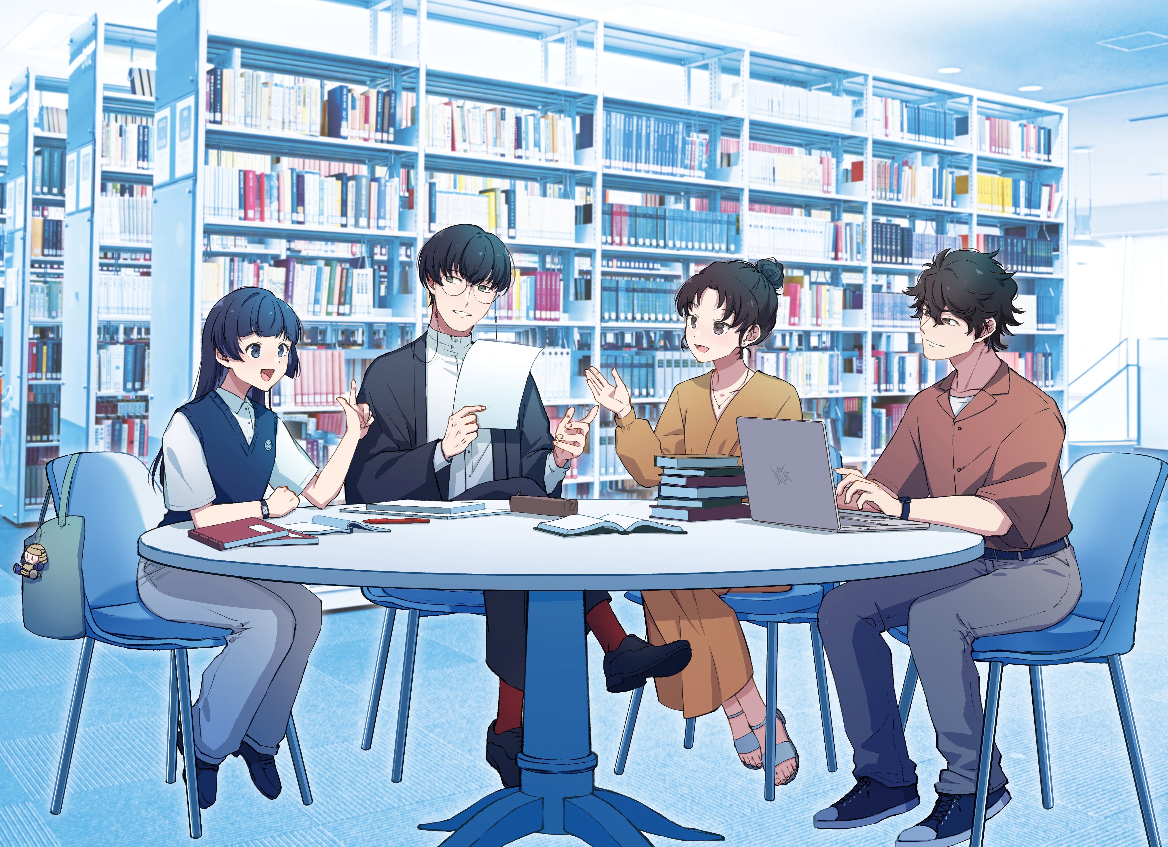 4人で机を囲んで話している写真