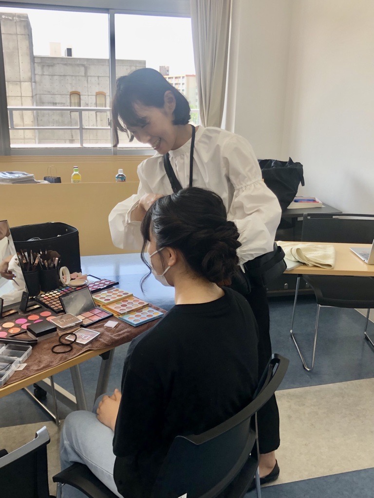 ケアメイクをしてもらう女子学生の様子