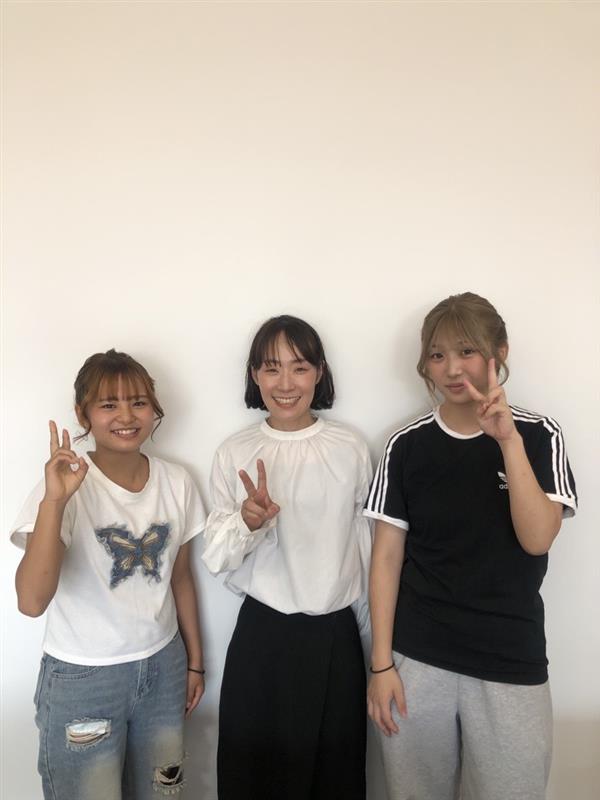 介護福祉コースの学生とケアメイク講師鵜飼先生
